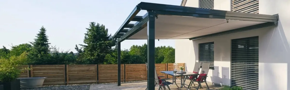 markisen-wuppertal Terrasse mit moderner Pergola-Markise und Sitzbereich an einem zeitgemäßen Wohnhaus.